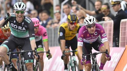 Sam Bennett gana la séptima etapa del Giro de Italia por delante de Elia Viviani.