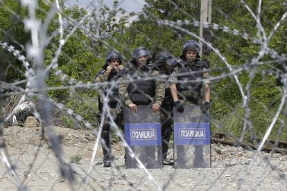 La Policía macedonia patrulla en la frontera con Grecia.