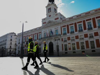 Militares de la UME pasean por Madrid este lunes para controlar los desplazamientos de los viandantes.