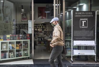 La víspera de su fiesta, las librerías recibieron una buena noticia. O, más bien, no tan mala: la facturación en los tres primeros trimestres del año se redujo un 22,55%, frente al mismo periodo de 2019: de 299 millones a 232, según Cegal, la principal confederación del sector, que agrupa a un 40% de estos establecimientos. En la imagen, entrada de la librería Ramón Llul de Valencia.