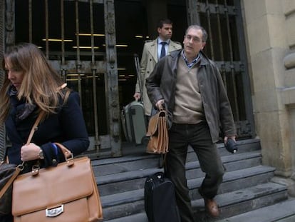 El exresponsable de la oficina de Hacienda de Irún, José María Bravo a la salida de la Audiencia de Gipuzkoa, tras prestar declaración.