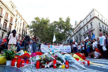 Ofrenda floral, en Barcelona, en recuerdo de las víctimas de los atentados.