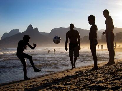 Adolescentes jogam bola no Rio.