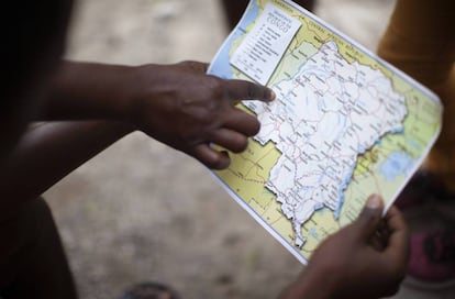 Un grupo de jóvenes muestra la ruta de su travesía hasta México.