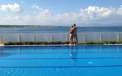 Piscina del hotel Naturplaya, frente al arenal de Sa Cova, en Mallorca.