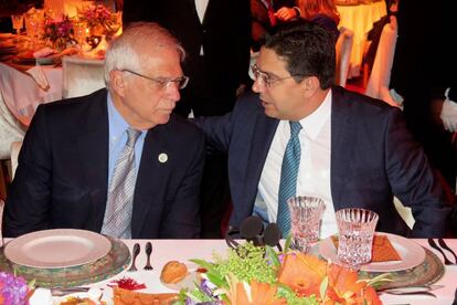 El ministro español de Asuntos Exteriores, Josep Borrell (izquierda), durante una cena, el sábado en Rabat, con su homólogo marroquí, Naser Burita.