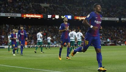 Paulinho celebra el segundo gol del Barça ante el Eibar.