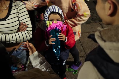 Los ni?os fueron sorprendidos por los punks durante la madrugada del da de Reyes.