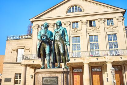 Escultura dedicada a Goethe y Schiller en la ciudad de Weimar.