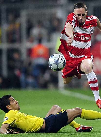 Ribery fue el único que intentó jugar al fútbol en el Camp Nou. En Múnich, el jugador más desequilibrante del Bayern comenzó bien el partido con internadas por la banda. En una de ellas pasó por encima de Dani Alves (en la imagen) y regateó después a Puyol, pero al final su centro no fue malo y la ocasión se disipó.