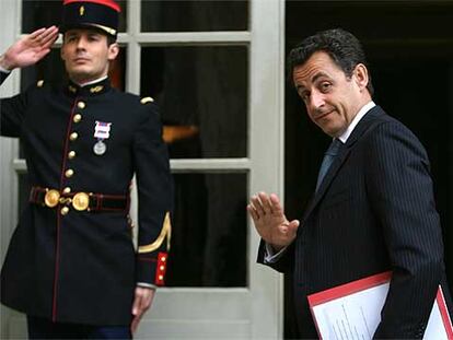 Nicolas Sarkozy saluda a su llegada al palacio de Matignon para entrevistarse con Villepin el pasado mayo.