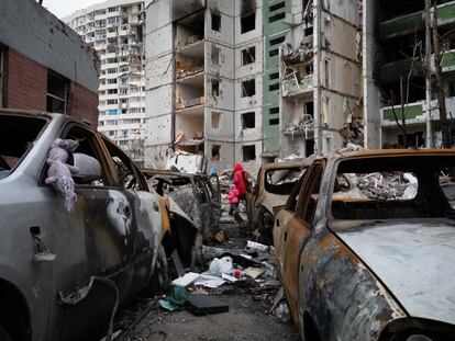 Coches calcinados junto a un bloque de apartamentos bombardeado, en la ciudad ucrania de Chernihiv.