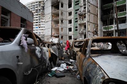 Coches calcinados junto a un bloque de apartamentos bombardeado, en la ciudad ucrania de Chernihiv.