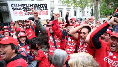 Los trabajadores de Coca-Cola celebran la sentencia que declara nulo el ERE de la empresa.