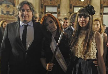 Cristina Fernandez de Kirchner con su hijo Maximo y su hija Florencia.