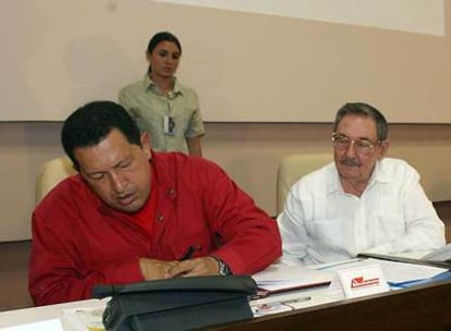Hugo Chávez (izquierda) y Raúl Castro firman varios acuerdos ayer en La Habana.