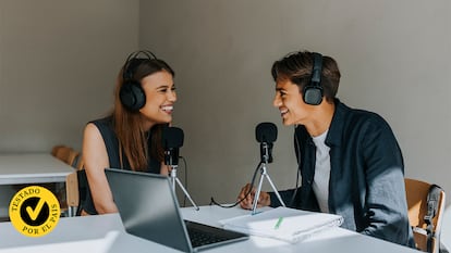 Un chico y una chica grabando un pódcast.