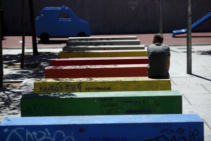 Bancos de colores y columpios para los niños en la plaza Nelson Mandela.