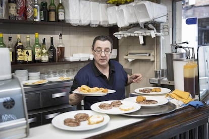 <b>Bar Tomás</b> Aquest històric bar de la part vella de Sarrià acull gent de tot arreu per tastar (i per repetir) aquests platets de patates gruixudes, màgicament fregides, i magistralment banyades per un allioli sensacional i per una exclusiva salsa picant. A la imatge, el Pedro, el més veterà del bar, en sosté un plat.