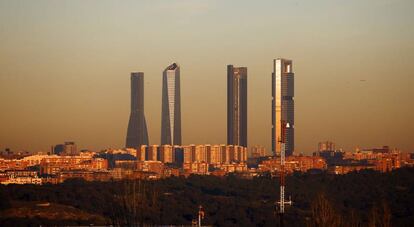 Las Cuatro Torres de Madrid. A la derecha, la Torre Cepsa