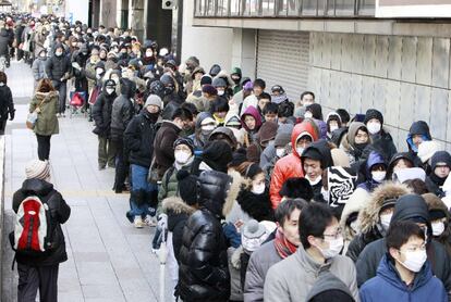 La gasolina, el agua y algunos víveres comienzan a escasear. Sendai ha amanecido con largas colas en los supermercados antes de la hora de su apertura.