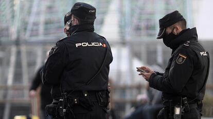 Tres agentes de policía en Madrid.