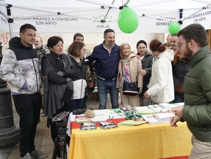 El presidente de Vox, Santiago Abascal (en el centro), ha participado este jueves en un acto de campaña en Vitoria, en apoyo a la candidata Amaia Martínez.