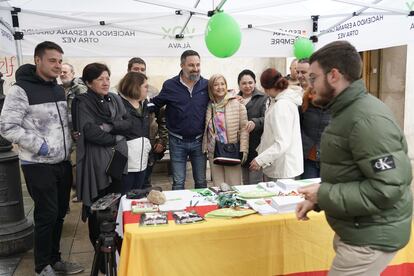 El presidente de Vox, Santiago Abascal (en el centro), ha participado este jueves en un acto de campaña en Vitoria, en apoyo a la candidata Amaia Martínez.
