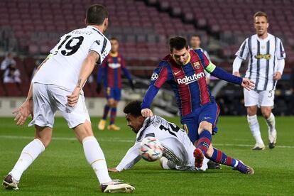 Lionel Messi dispara a puerta entre varios contrarios.