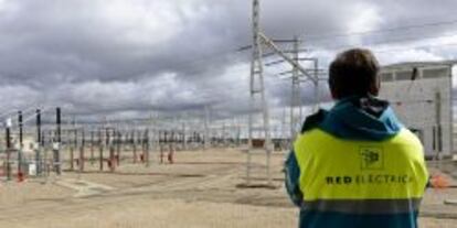 Un operario observa las instalaciones de la subestación de La Mudarra (Valladolid).