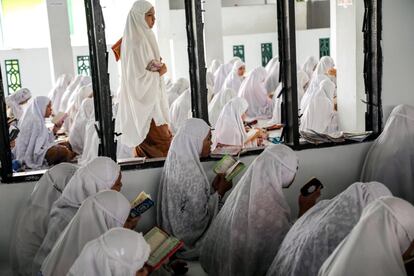 Estudiantes musulmanas leen el Corán durante la primera jornada del Ramadán en una escuela musulmana Medán (Indonesia), el 17 de mayo de 2018.