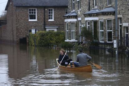 Las inundaciones que han anegado muchas calles de la ciudad de York, son las peores de los últimos 70 años. En la imagen, unos vecinos en barca por una de las calles de York inundada por el desbordamiento de los ríos Ouse y Foss tras las fuertes lluvias caídas en el norte de Inglaterra.
