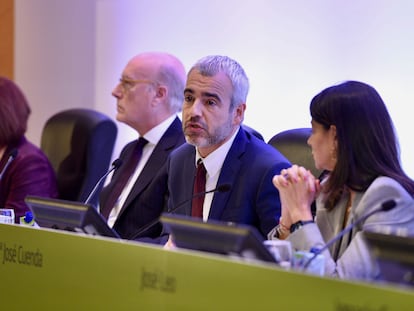 El presidente de Aena, Maurici Lucena, entre el vicepresidente de la compañía, Javier Marín, y la directora general Comercial e Inmobiliaria, María José Cuenda.