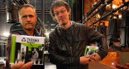 La voz de Zarama, Roberto Moso, a la izquierda, muestra su nuevo disco, junto al teclista, Joseba Lafuente.