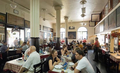 Abierto en 1871, el Leopold Cafe, en el barrio de Colaba, es un clásico para desayunar en Bombay.