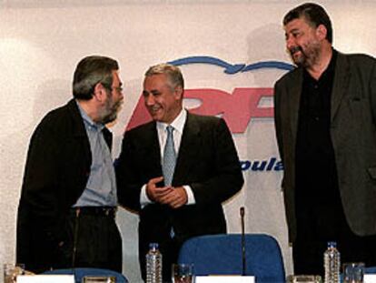Cándido Méndez, Javier Arenas y José María Fidalgo, ayer, en la sede central del PP.