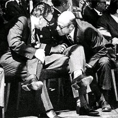 El presidente chileno Salvador Allende conversa con el embajador Edward Korry en 1971.