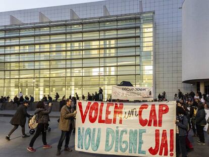 Manifestació reclamant el CAP del Raval davant el Macba.