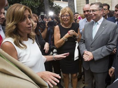 Susana D&iacute;az (izquierda) conversa con rectores en su toma de posesi&oacute;n. 