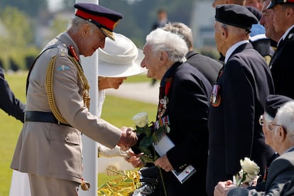 El rey Carlos III saluda al veterano Albert Keir, de 98 años, durante la ceremonia conmemorativa del 80º aniversario del Día D.