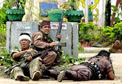 Soldados filipinos durante el ataque a la iglesia y el hospital asaltados ayer por rebeldes islámicos.