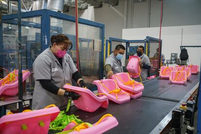 Trabajadores en una fábrica de columpios en Ciudad Juárez (Estado de Chihuahua).