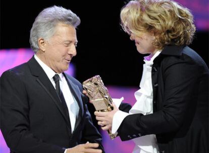 Dustin Hoffman recibe su César honorífico de manos de Emma Thompson.