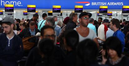 Pasajeros de British Airways, el sábado, esperando en la terminal 5 del aeropuerto de Heathrow (Londres).