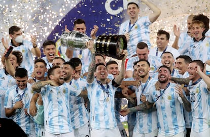 Messi levanta a taça da Copa América no Maracanã.