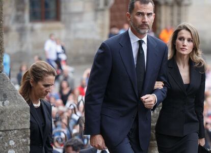 Los Pr&iacute;ncipes de Asturias, Don Felipe y Do&ntilde;a Letizia, y la Infanta Elena llegan a la catedral de Santiago para asistir al funeral por las v&iacute;ctimas del accidente de tren. 