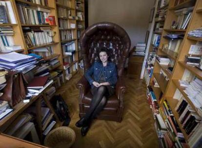 Clara Sánchez, sentada en el estudio de su casa madrileña.