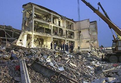 Los servicios de socorro buscan supervivientes con ayuda de perros entre las ruinas del hospital militar de Mozdok.