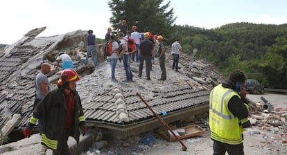 Los equipos de rescate trabajan sobre un edificio derrumbado debido a un terremoto en Amatrice (Italia).