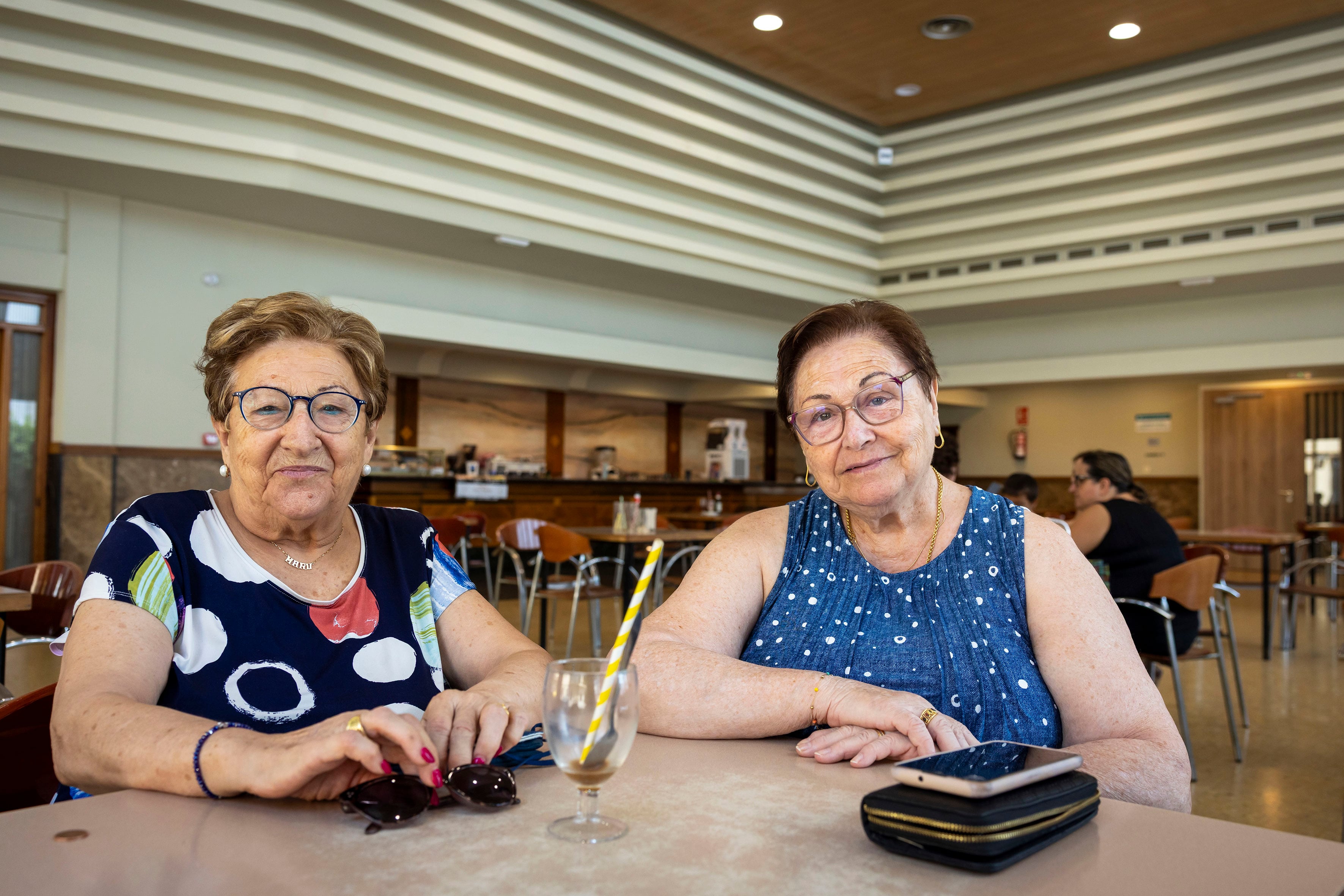 Rosario Borrás y María Sales en un bar de la Vilavella el miércoles.